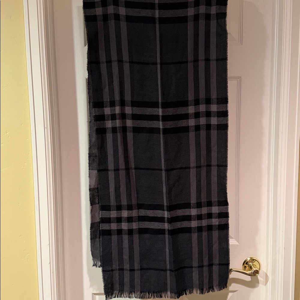 Burberry Check Charcoal/Black cashmere/wool scarf. 6’x1.5’ Lightweight but Warm - Picture 3 of 4